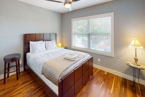 3 habitaciones, escritorio y tabla de planchar con plancha 