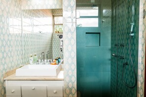 Cozy Suite at Sunset Square | Badezimmer | Dusche, kostenlose Toilettenartikel, Haartrockner, Handtücher