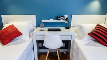 Cozy Suite at Sunset Square | 办公桌、免费 WiFi、床单