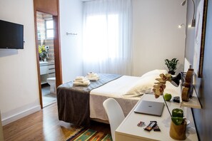 Cozy Suite at Sunset Square | デスク、WiFi (無料)、ベッドシーツ