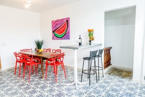 小型冷蔵庫、電子レンジ、オーブン、トースター