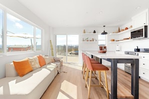 Smart TV, fireplace, stereo