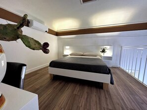1 bedroom, bed sheets