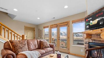 Smart TV, chimenea, futbolito y tenis de mesa