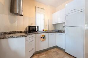 Frigorifero, microonde, lavastoviglie, macchina per tè/caffè