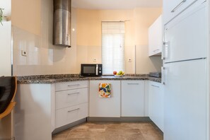 Kjøleskap, mikrobølgeovn, oppvaskmaskin og kaffetrakter/tekoker