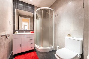 Dusche, Haartrockner, Handtücher