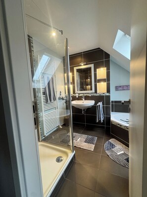 Shower, hair dryer, towels, soap - Schöne Ferienwohnung für Geschäftsleute und Paare (Osnabrück)