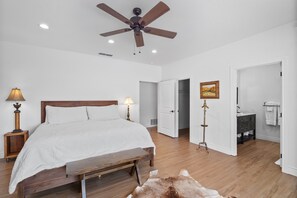 4 Schlafzimmer, Schreibtisch, Bügeleisen/Bügelbrett, Reisekinderbett