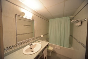 A bathroom with a sink, toilet, and shower curtain. - BLUESEA Copacabana (Lloret de Mar)