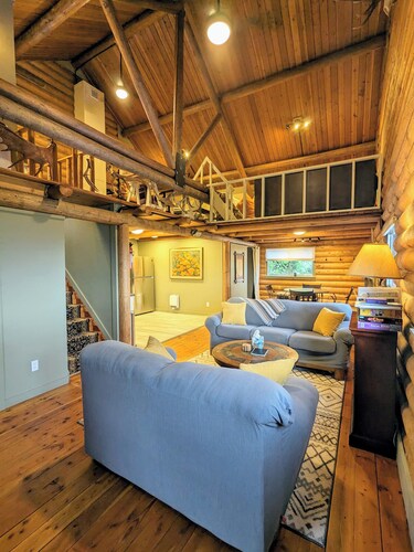 Classic log cabin with stunning views!