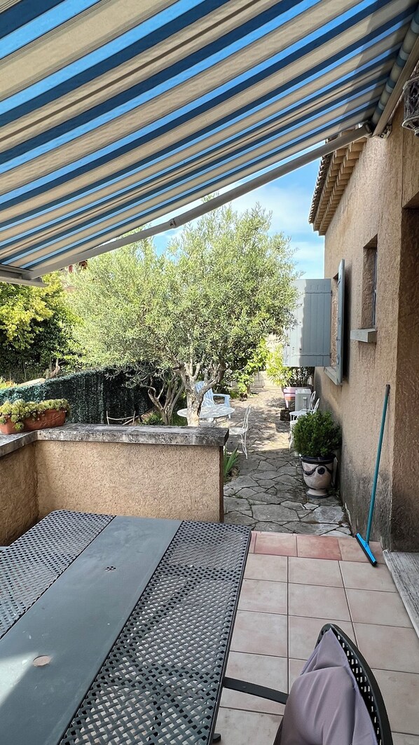 تناول الطعام بالخارج