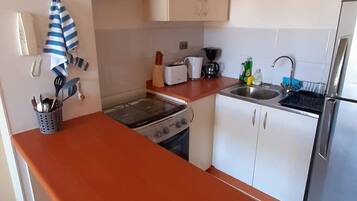 Full-sized fridge, cookware/dishes/utensils