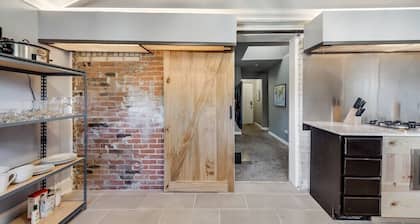 Oak Cliff Guesthouse- Experience Tiny House Living