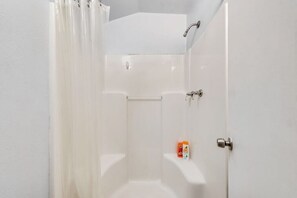 Dusche, Handtücher, Seife, Shampoo