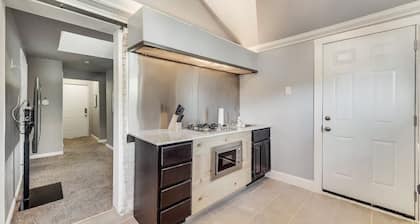 Oak Cliff Guesthouse- Experience Tiny House Living