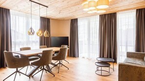 Una sala de conferencias moderna con techo de madera, una mesa grande y asientos cómodos.