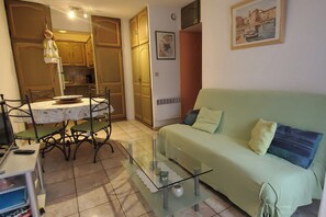 TV - Centrally located apartment with swimming pool (Fréjus)