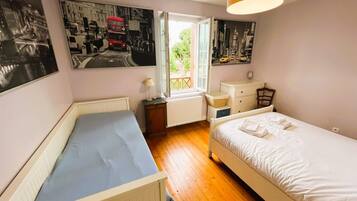 2 bedrooms, iron/ironing board, WiFi, bed sheets