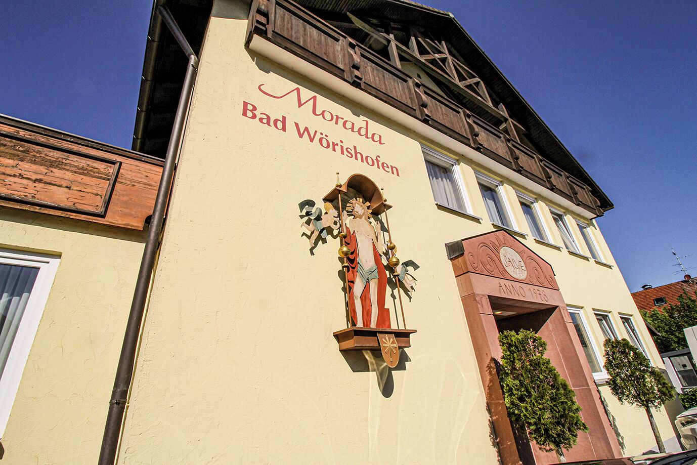 A building with a sign reading "Moroda Bad Wörishofen" and a statue of a woman.