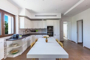 Réfrigérateur, micro-ondes, plaque de cuisson, lave-vaisselle