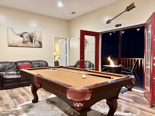 Sleeps 10, 5BD, 4BT, HOT Tub, Pool Table, Near Winter Park & Ski
