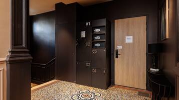 Een gang met een donker houten deur waarop '01' staat en een houten deur met de aanduiding 'Kamer 3-5'.