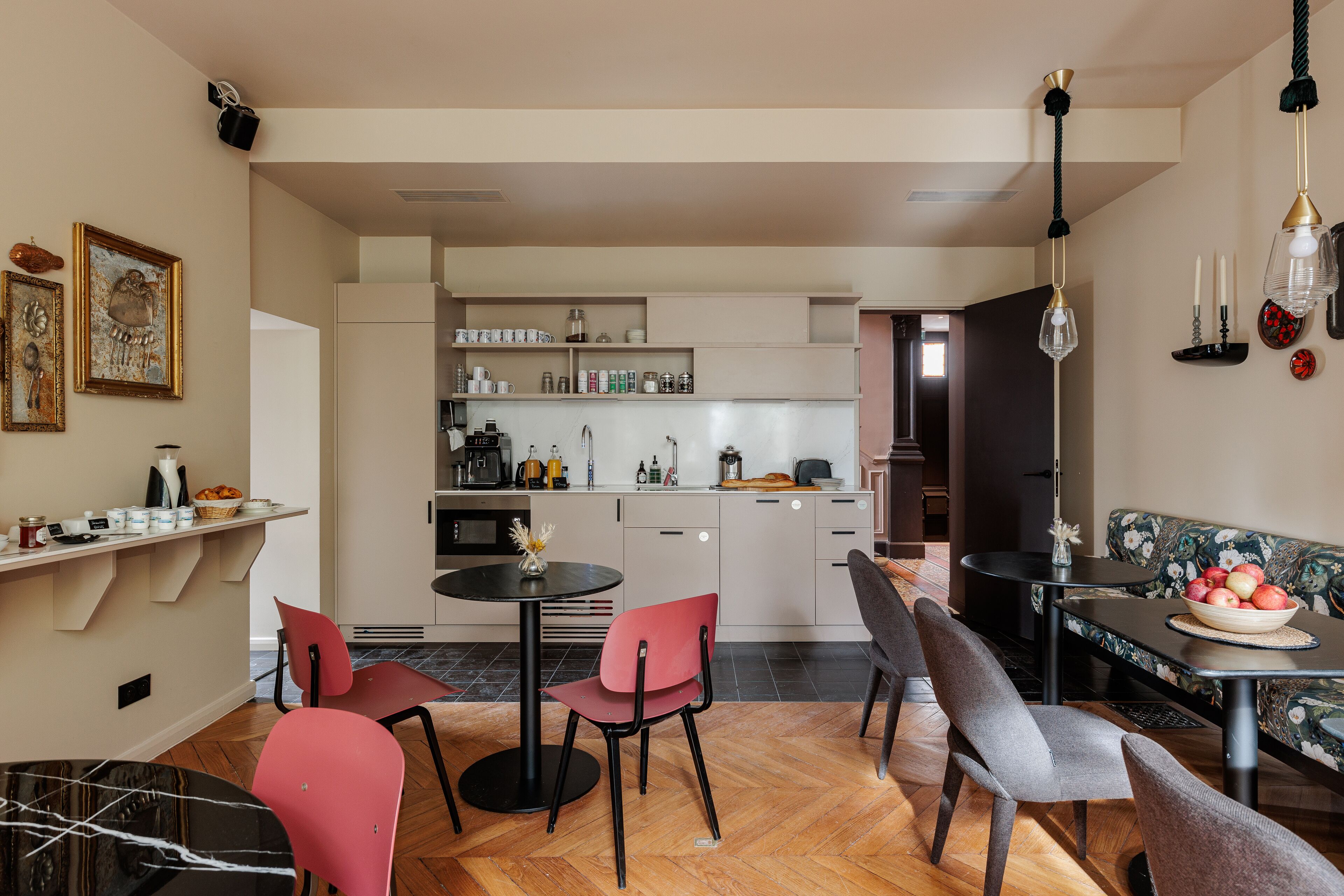 Una cocina moderna con comedor, que incluye una mesa redonda, sillas y un sofá.