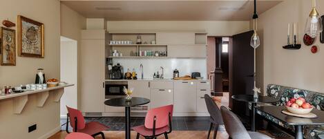 Una cocina moderna con comedor, que incluye una mesa redonda, sillas y un sofá.