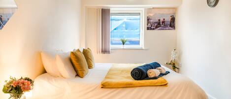 2 bedrooms, iron/ironing board, internet, bed sheets