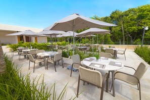 Bar en bord de piscine