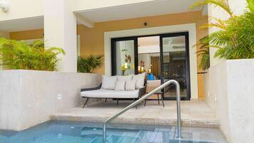 Family Selection Junior Suite Swim-up (Up to 2 kids FREE under 17 years) | Vista del balcón