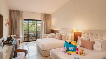Family Selection Junior Suite Garden View (Up to 2 kids FREE under 17years) | 1 dormitorio, minibar con artículos gratuitos, caja fuerte