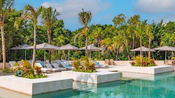 6 piscinas externas, guarda-sóis
