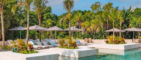 6 piscinas al aire libre, sombrillas