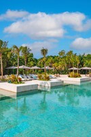 6 piscinas externas, guarda-sóis