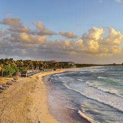 Plage privée, sable blanc, chaises longues, parasols