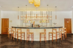15 restaurants; breakfast, lunch, and dinner served