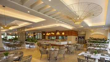 15 restaurants, breakfast, lunch, dinner served; Italian cuisine