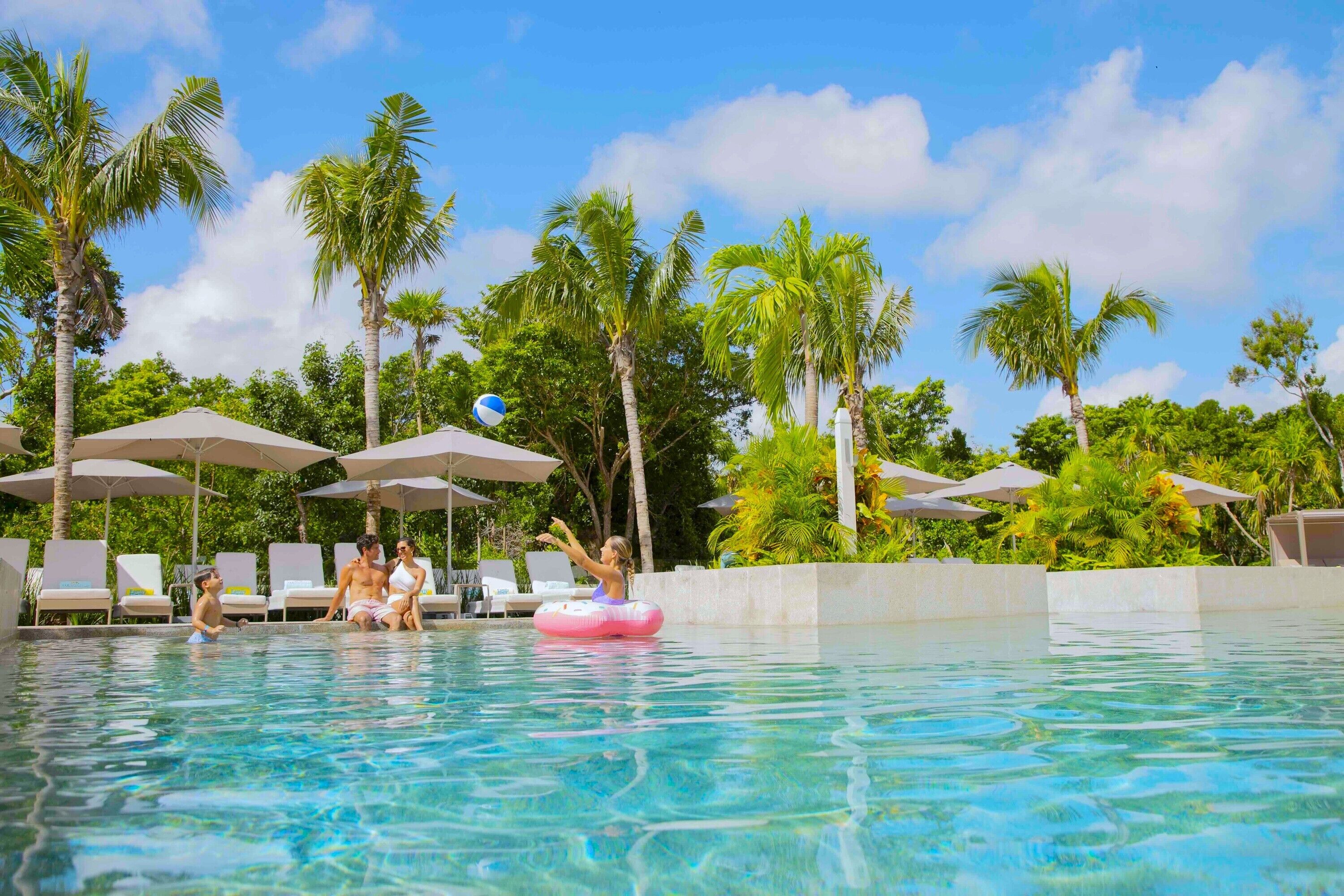 6 albercas al aire libre y sombrillas en la alberca 