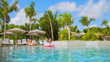 6 piscinas al aire libre, sombrillas