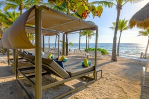 Plage privée, sable blanc, chaises longues, parasols