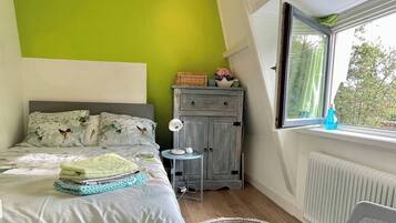 1 slaapkamer, een strijkplank/strijkijzer, wifi, beddengoed