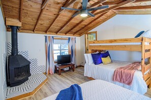 3 Schlafzimmer, Schreibtisch, Bügeleisen/Bügelbrett, Reisekinderbett