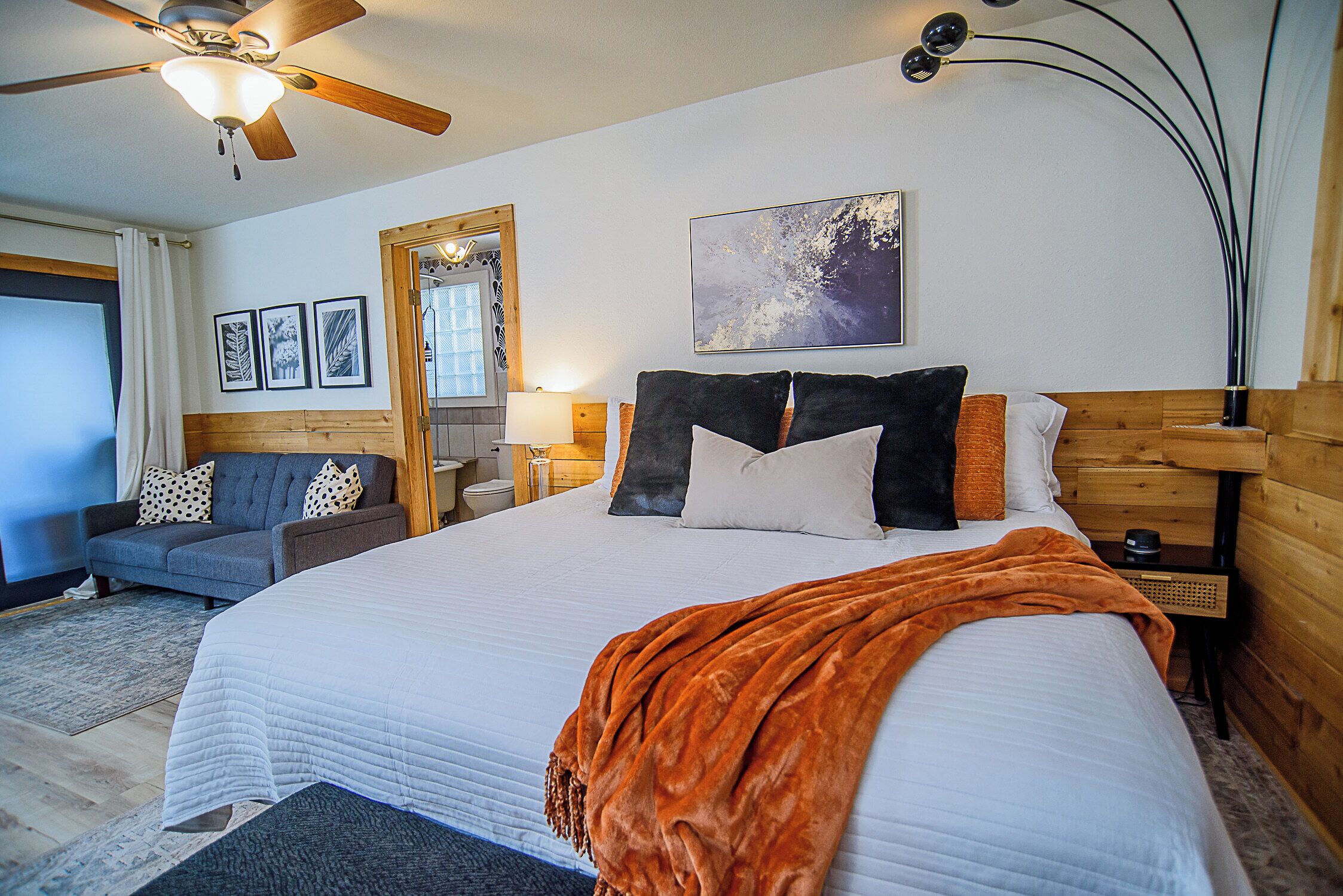 3 chambres, bureau, fer et planche à repasser, lit parapluie