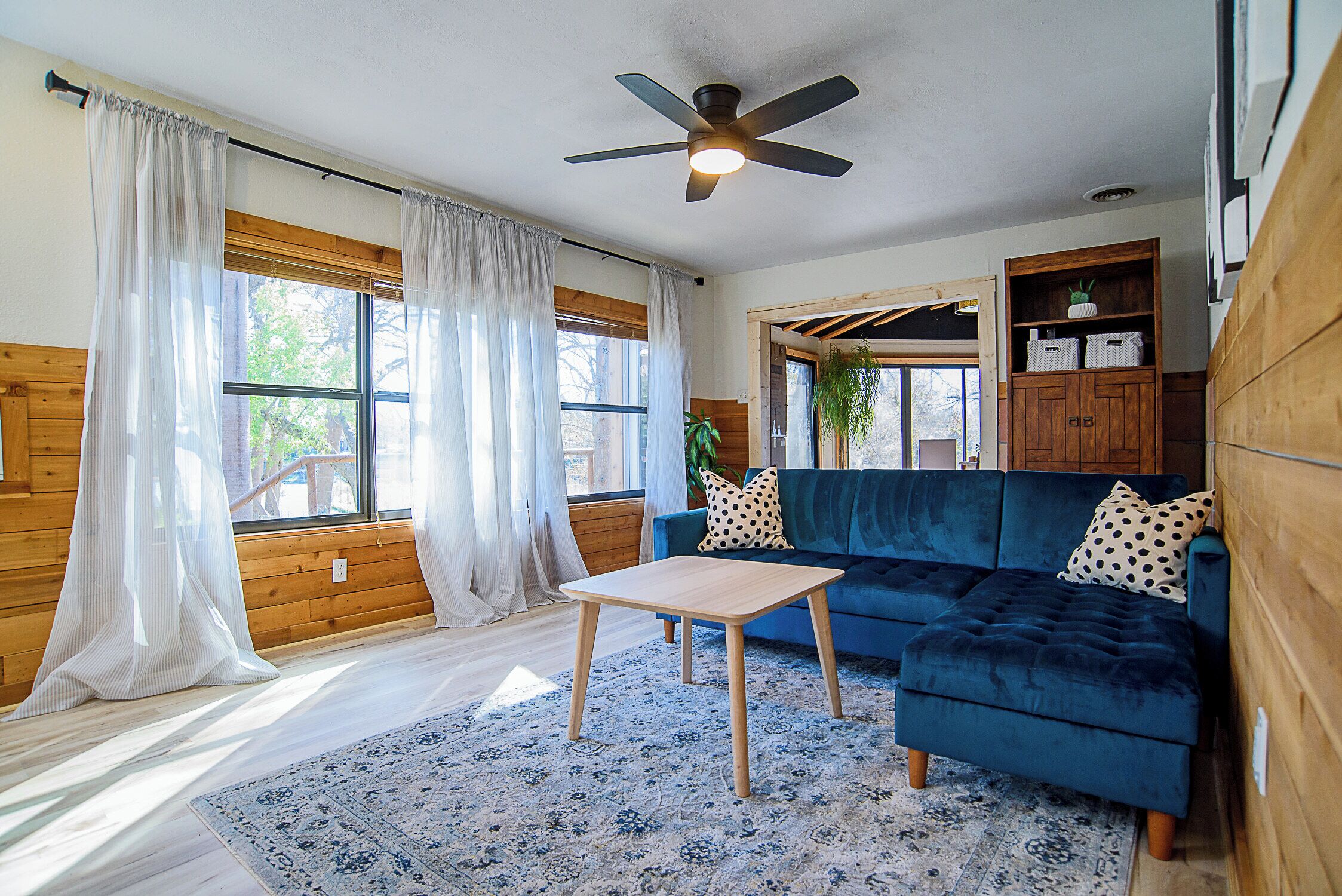 Smart-TV, Kamin, Videospiele, DVD-Player