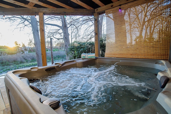 Banyera d'hidromassatge a l'aire lliure