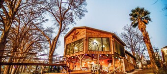 LAKE LEVELS RISING! Guadalupe River Retreat - Sleeps  10, Hot tub & kayaks