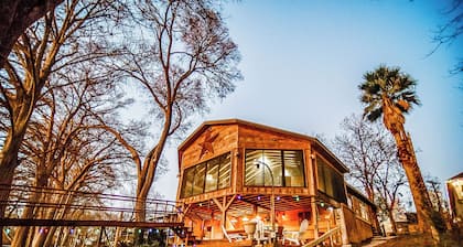 LAKE LEVELS RISING! Guadalupe River Retreat - Sleeps 10, Hot tub & kayaks