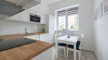 Familienapartment, 2 Schlafzimmer, Balkon, Stadtblick | Esszimmer